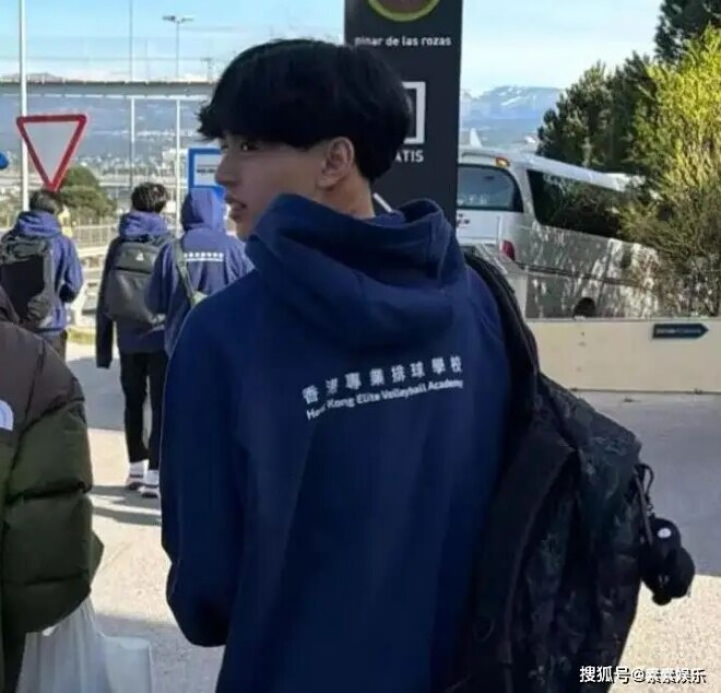 张柏芝16岁二儿子球场近照曝光 在校任排球队长（配图4）