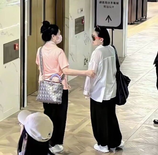 小S香港给84岁婆婆庆生 S妈穿名牌背迪奥很富态（配图2）