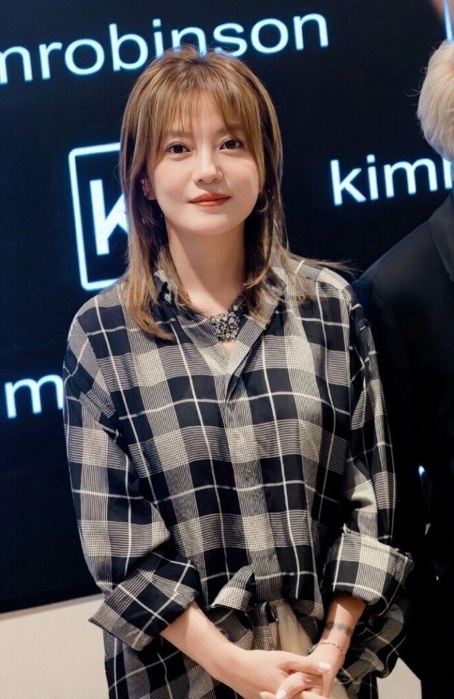 50岁赵薇露面衰老感难掩 不再演戏转而写剧本（配图3）