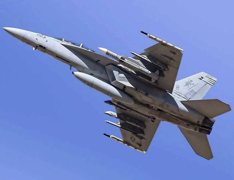 美國海軍 VX-31 測試中隊一架F/A-18F「超級大黃蜂」戰機在加州南部上空飛行，同時掛載AIM-174B與AIM-260A空對空飛彈，機腹中央油箱並整合紅外線搜索與追蹤（IRST）感測器。（取自Instagram帳號 @photosxlyss2）
