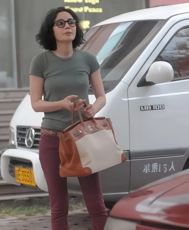音乐节上王菲又唱又跳 还带火这些品牌