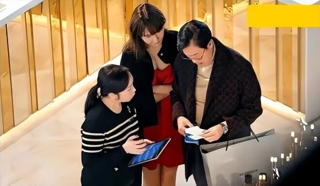 67岁香港富商与网红婚外情九年 女方五年生四胎（配图13）