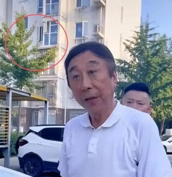 冯巩老旧小区生活照曝光 沙发破皮茶杯掉漆（配图1）