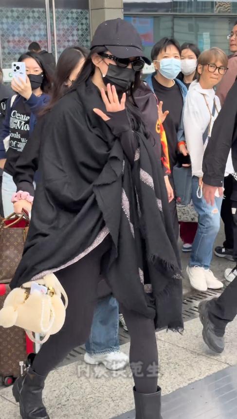 刘亦菲现身机场 紧身裤暴露身材短板