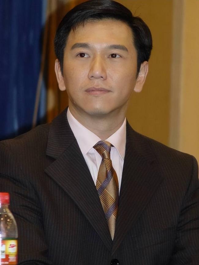 61岁温兆伦定居北京 10岁女儿很漂亮