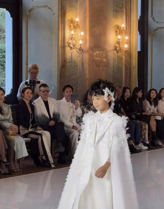 蔡国庆8岁儿子走秀 圈外老婆罕露面好优雅（配图6）