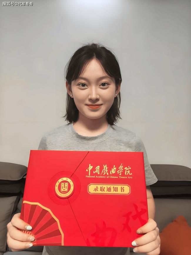 她4岁时跟哥哥上春晚，7岁时哥哥病逝，现状如何