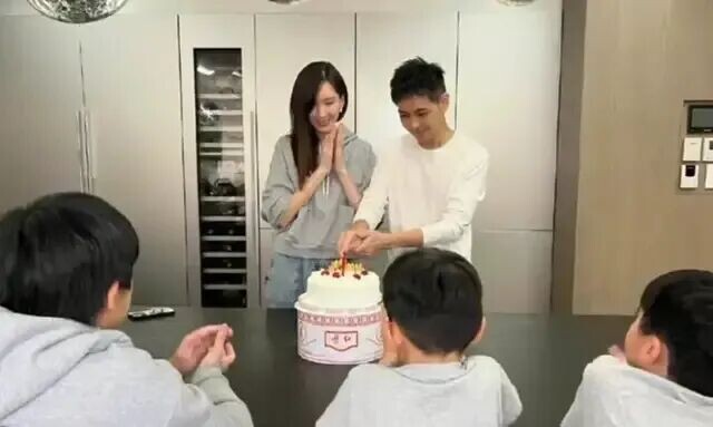 51岁林志颖公开露面：脸上疤痕消失 疑医美过度（配图15）
