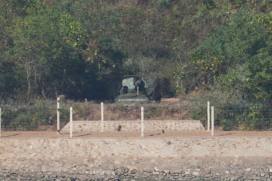 南北韓緊張局勢持續升溫，近日前往南韓邊境觀景台的遊客，驚見北韓在對岸部署3門自走...