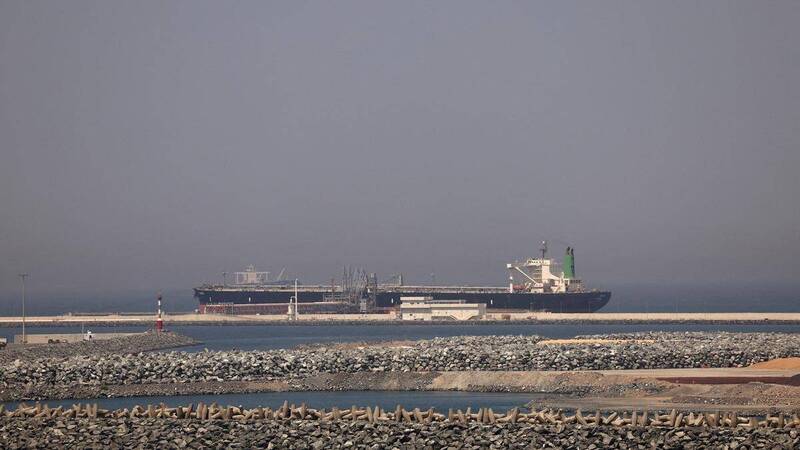 油轮航行于荷姆兹海峡附近海域。伊朗革命卫队29日拦截并扣押3艘外籍油轮后，全球重要能源运输航道再度成为国际关注焦点。 （法新社档案照）