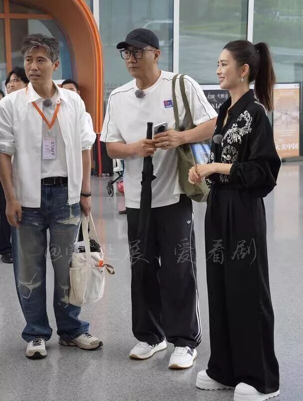 胡军一家四口现身英国 女儿长得像妈妈（配图19）