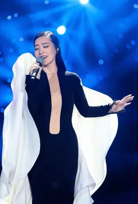 49岁谭晶现状曝光 与陈建斌夫妇共游罗马（配图15）