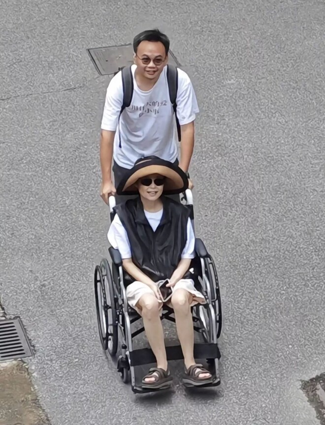 54岁袁立模样变了 一身黑衣像胡因梦（配图14）