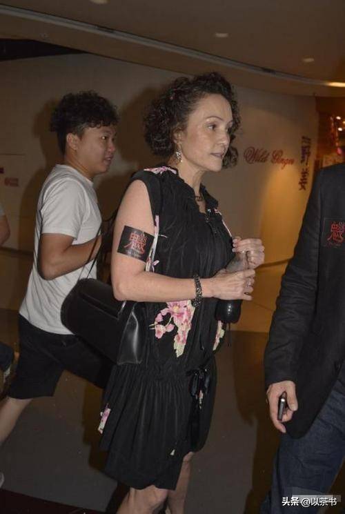 原来她是张柏芝妈妈 今68岁打扮时尚似少女