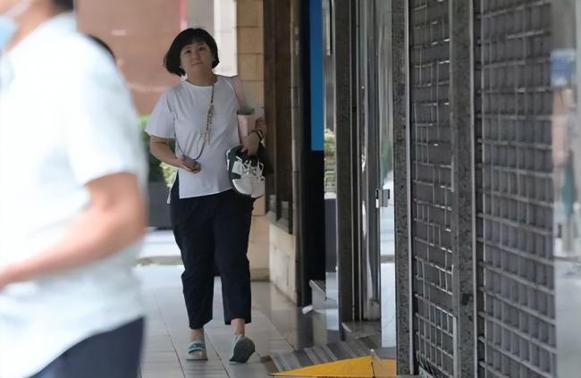 Selina中年发福，肚子比老公还大