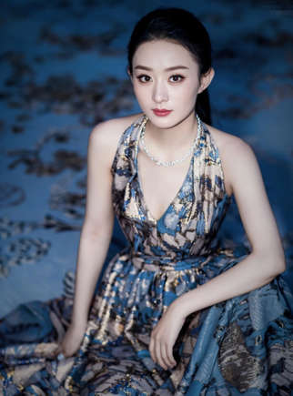 据现场主持人后续发文还原，赵丽颖当天已经准时抵达活动现场，并非网传迟到耍大牌。抵达之后遭遇车内空调与室外高温剧烈温差，身体突发不适，即便难受，她依旧想咬牙坚持完成整场直播，先在车内休息调整状态。