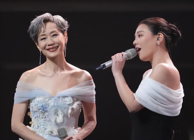 大湾区晚会：李宇春身材真好，刘涛好惊艳