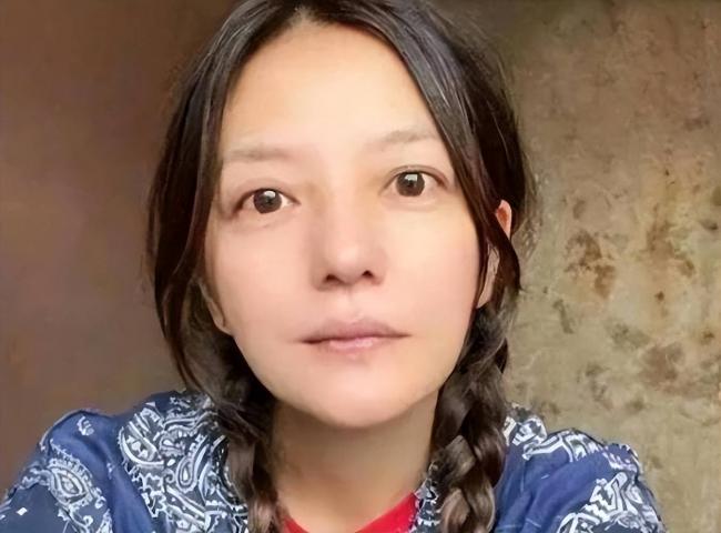 被封5年后赵薇再曝近况，瘦到脱相不敢认