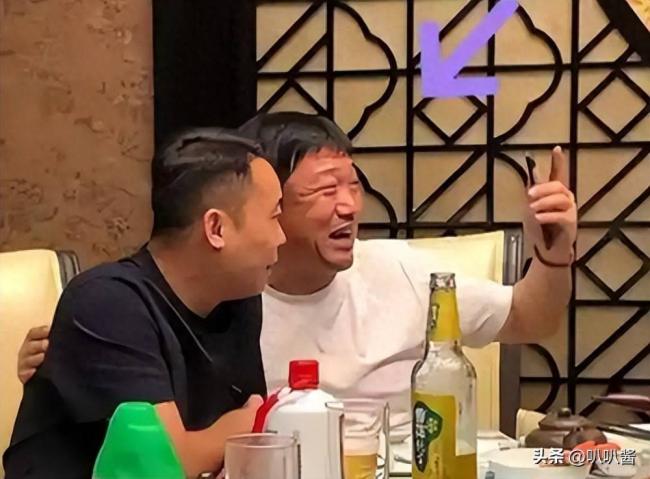 手机在桌缝里录了40分钟 他一顿饭就被卖了
