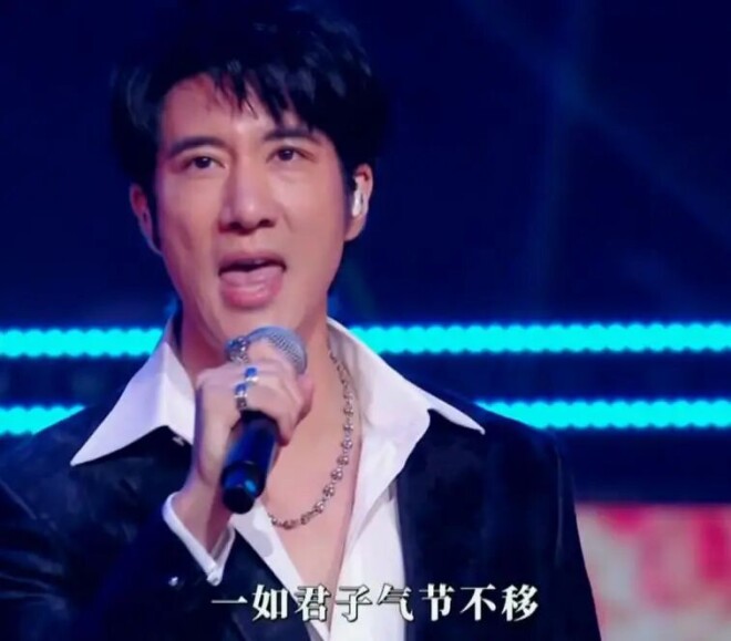 王力宏携父母享受天伦 李靓蕾素颜等公交带三娃（配图4）