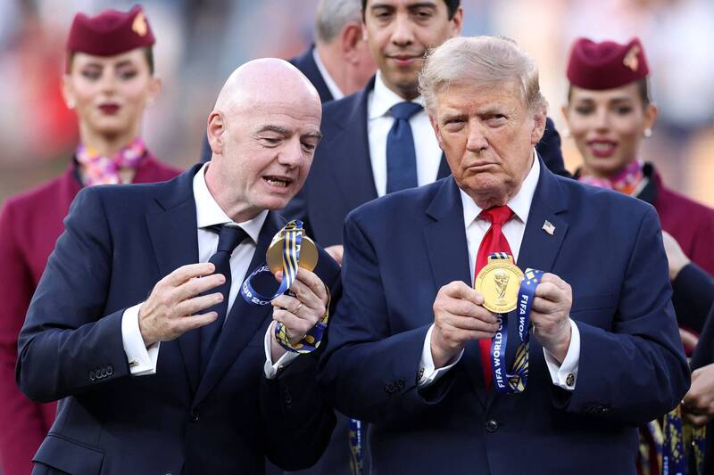外媒报导指出，美国总统川普（图右）有意让国际足总（FIFA）主席英凡提诺（图左）出任下一届联合国秘书长。 （法新社）