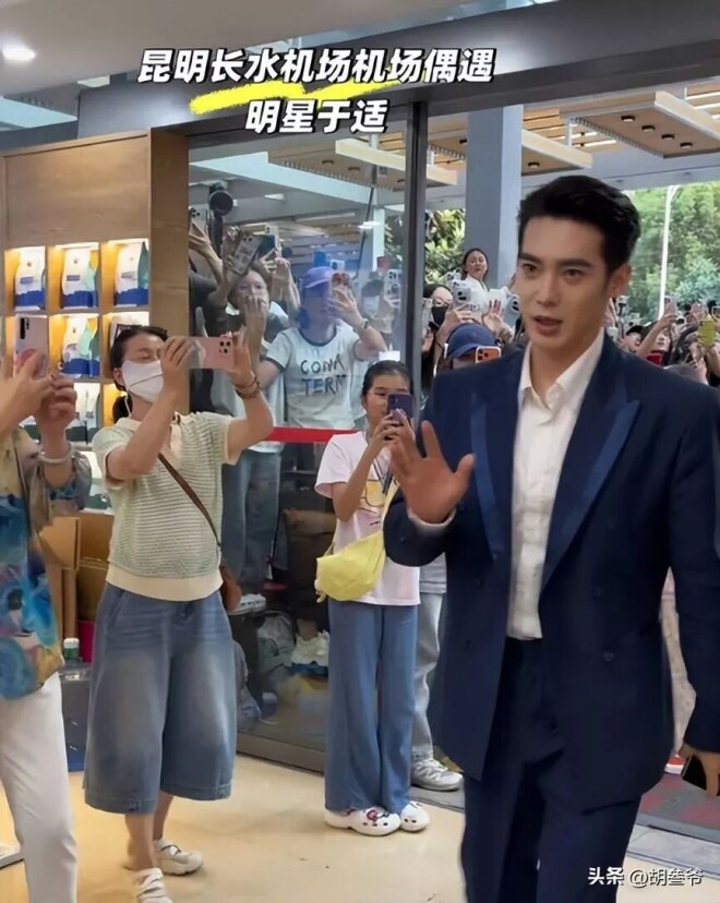 刘亦菲穿60块上衣背两万LV包 双腿粗壮丰腴（配图3）