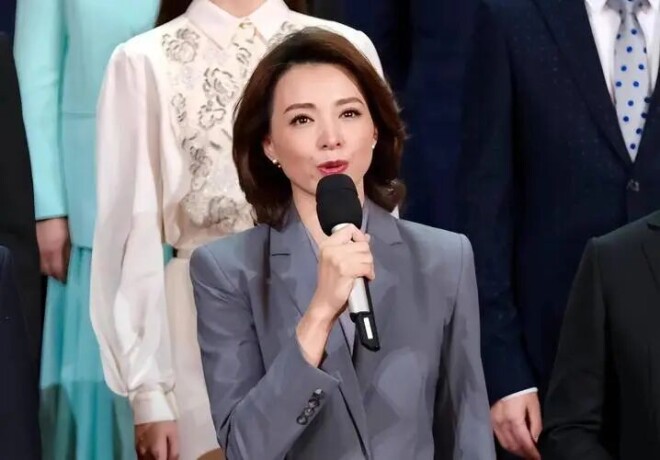 董卿现身北京带爸爸看展 背3W包包穿4W衣服（配图11）