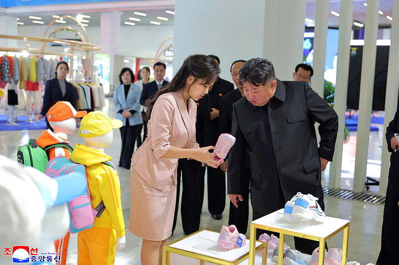 北韩政府提供的照片显示，北韩领导人金正恩（前右）与女儿金主爱19日参观在平壤举行...