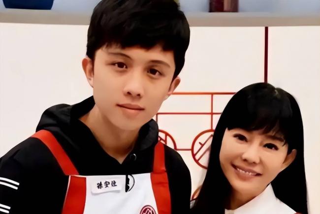 被畸形母爱毁掉的星二代：母乳12年，同床15年