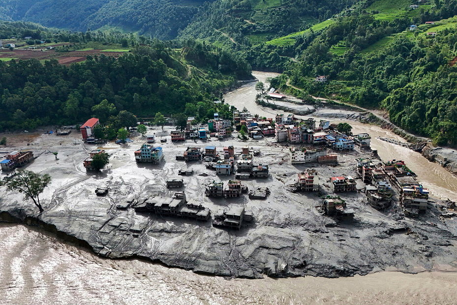 8月27日，尼泊尔努瓦科特发生毁灭性山洪，建筑物被泥浆覆盖。路透