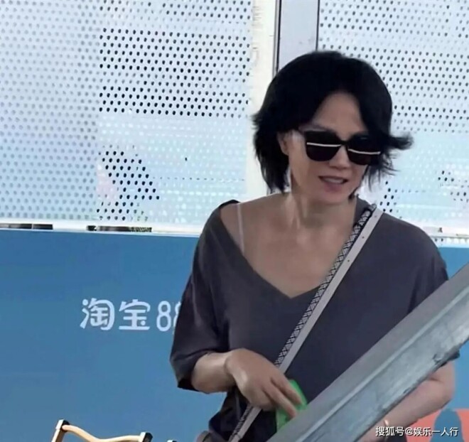 王菲母女三人在阿那亚 前夫窦唯也在（配图11）