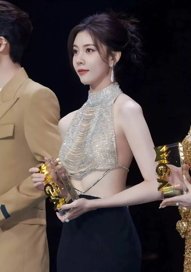 全透明、没一块布料 戚薇宋妍霏被指擦边（配图9）