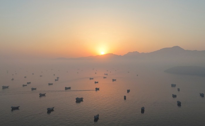 从阿曼眺望霍尔木兹海峡，摄于6月。