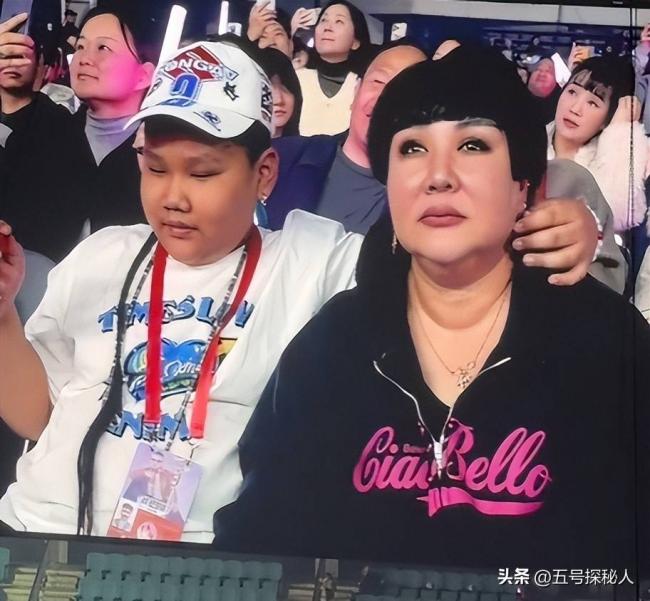 郭德纲二儿子长相太着急 和老妈共用一张脸