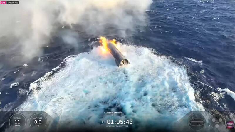 星艦以直立姿態濺落印度洋，再緩慢傾倒並漂浮海面。（圖擷取自YOUTUBE影片）