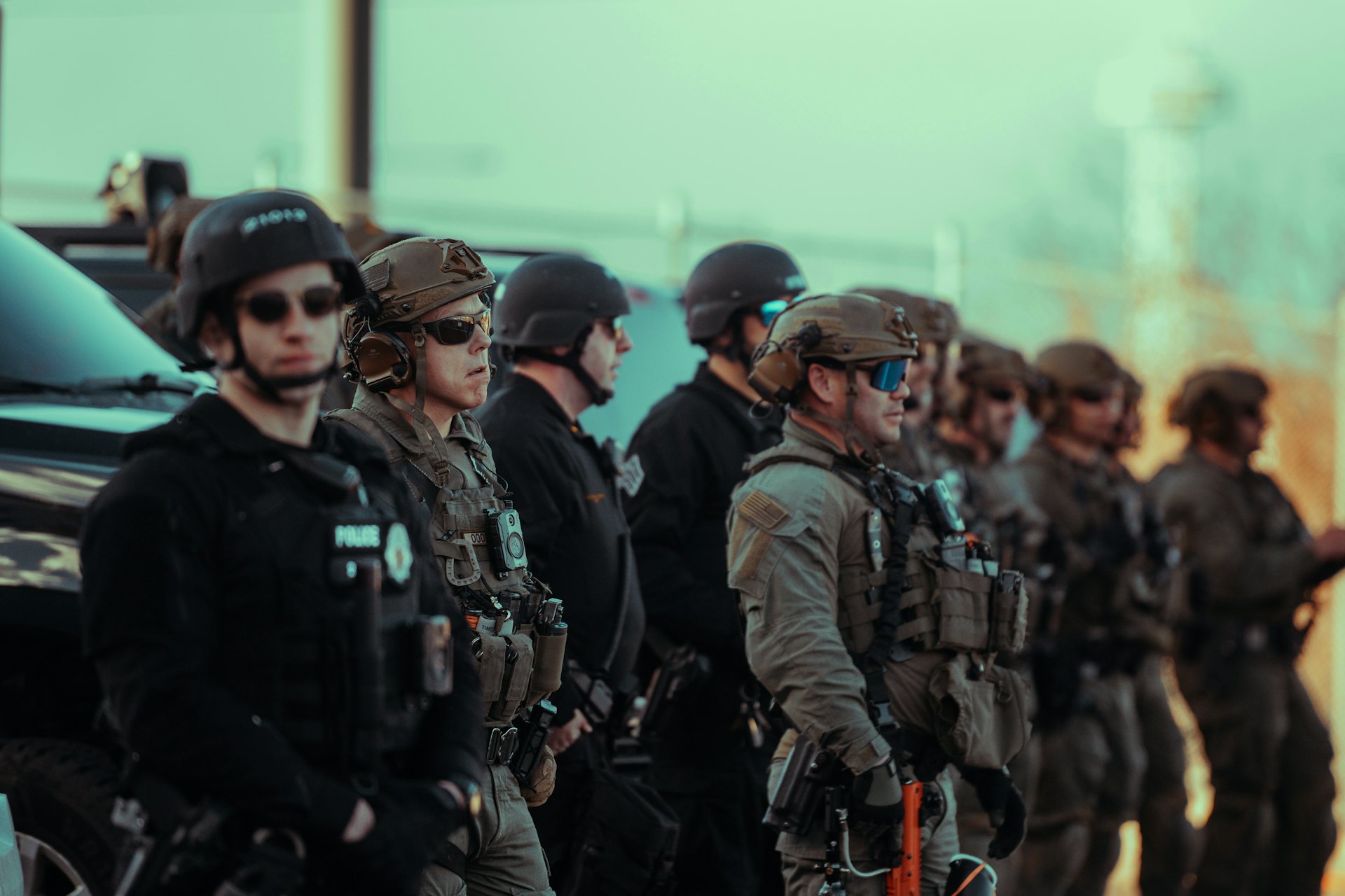 全副武裝的美國移民執法人員（ICE）在執法盤查。（Unsplash@Colin Lloyd）