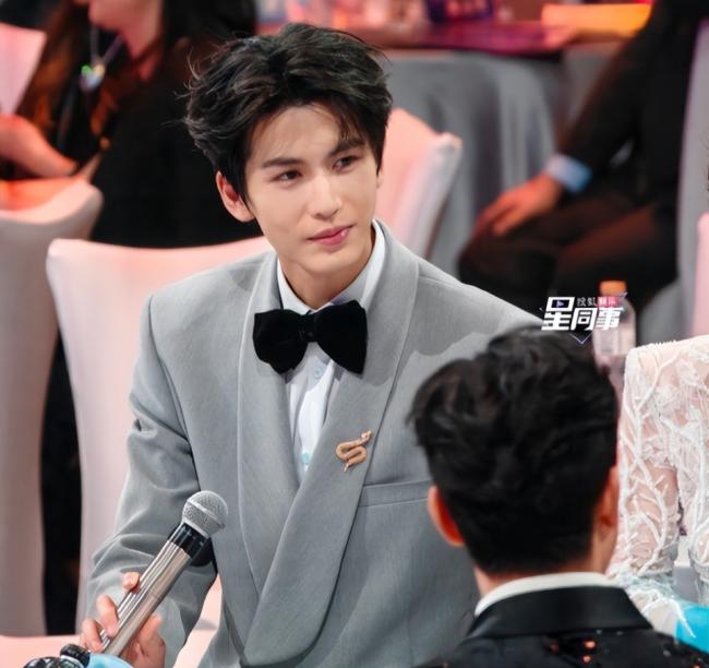 大湾区晚会：李宇春身材真好，刘涛好惊艳