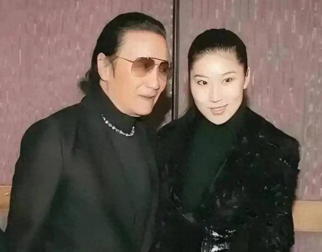 谢贤死因曝光，港媒曝火葬内幕，难怪她哭红眼