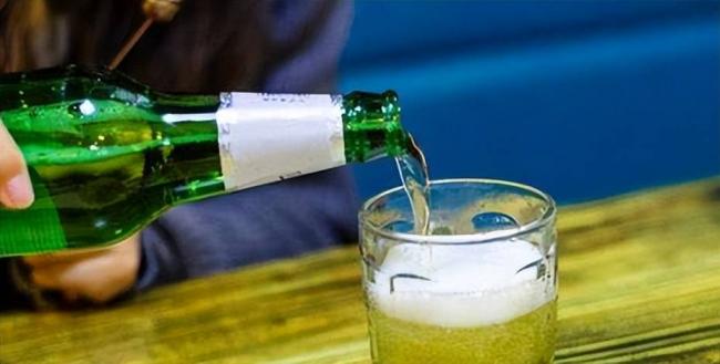 惊人研究：一瓶啤酒等于吞下130个塑料颗粒