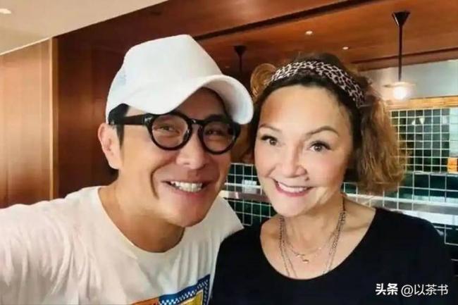 原来她是张柏芝妈妈 今68岁打扮时尚似少女
