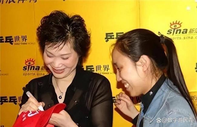 自己是世界冠军，丈夫也是国手，退役后跑去洗碗
