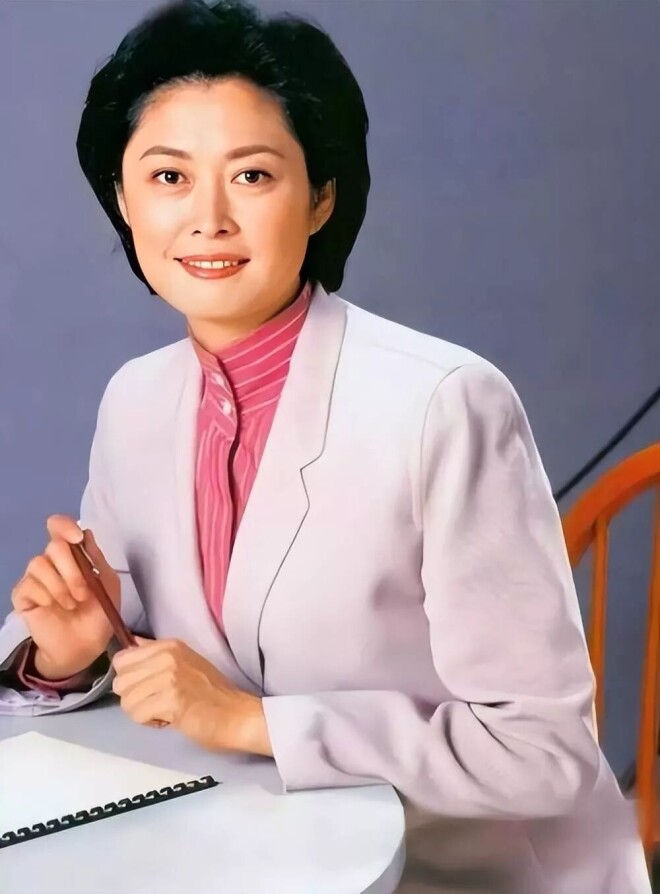 董卿现身敬一丹追悼会 头发染了但凌乱憔悴（配图17）