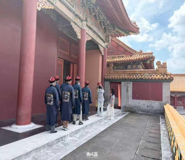 中国“横店落地签”突然爆火 皇上累惨了…
