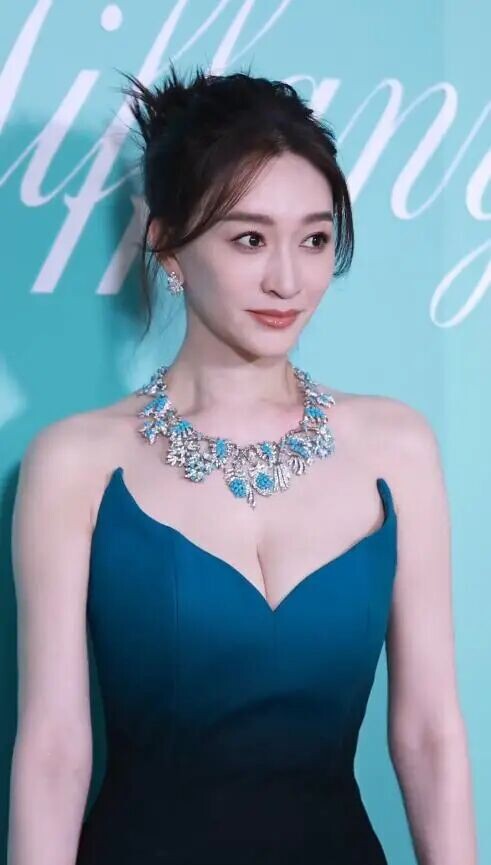 50岁李小冉晒美照 这的身姿和体态怎么能是50岁（配图1）