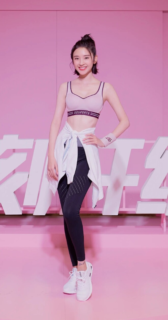 唐艺昕的蚂蚁腰有多纤细？轻盈细腰比A4纸还窄（配图4）