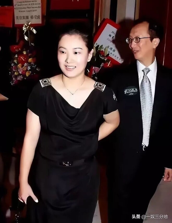 伏明霞74岁丈夫露面 佝偻头秃动作痴（配图9）