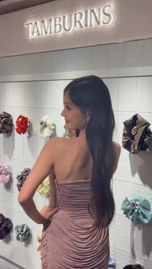 李一桐身材上热搜！脸部凹陷、瘦到衣服都挂不住（配图16）