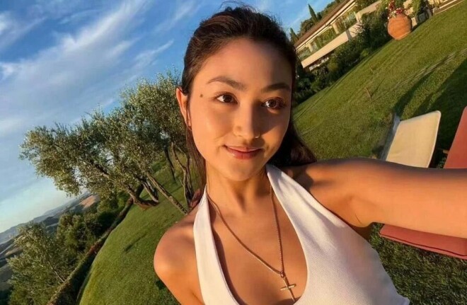 71岁任达华一家三口度假 女儿一手挽爸一手牵妈（配图4）