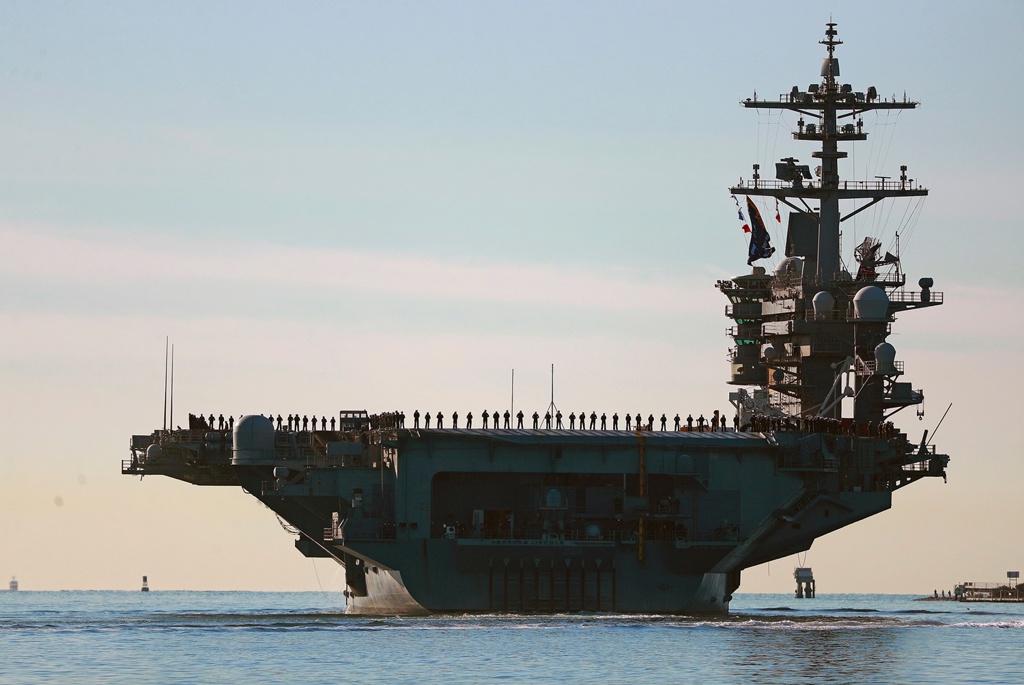 美國航母林肯號（USS Abraham Lincoln）傳出逾200天未靠港、艦上生活條件惡化等消息後，美軍中央司令部司令古柏15日登上林肯號視察，強調此次部署將在歷史上記上一筆。畫面為林肯號。（資料照／美聯社）