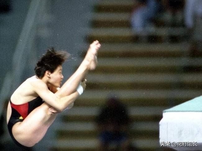 伏明霞全家罕见同框 完全富婆样 女儿似明星